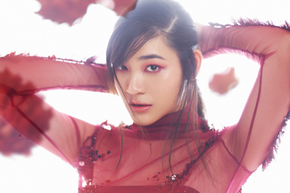 8 Trik Tampil Berbeda dengan Eyeshadow Merah