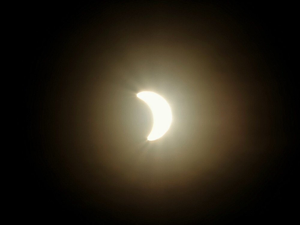 Gerhana Matahari Terlihat di Beberapa Kota di Indonesia