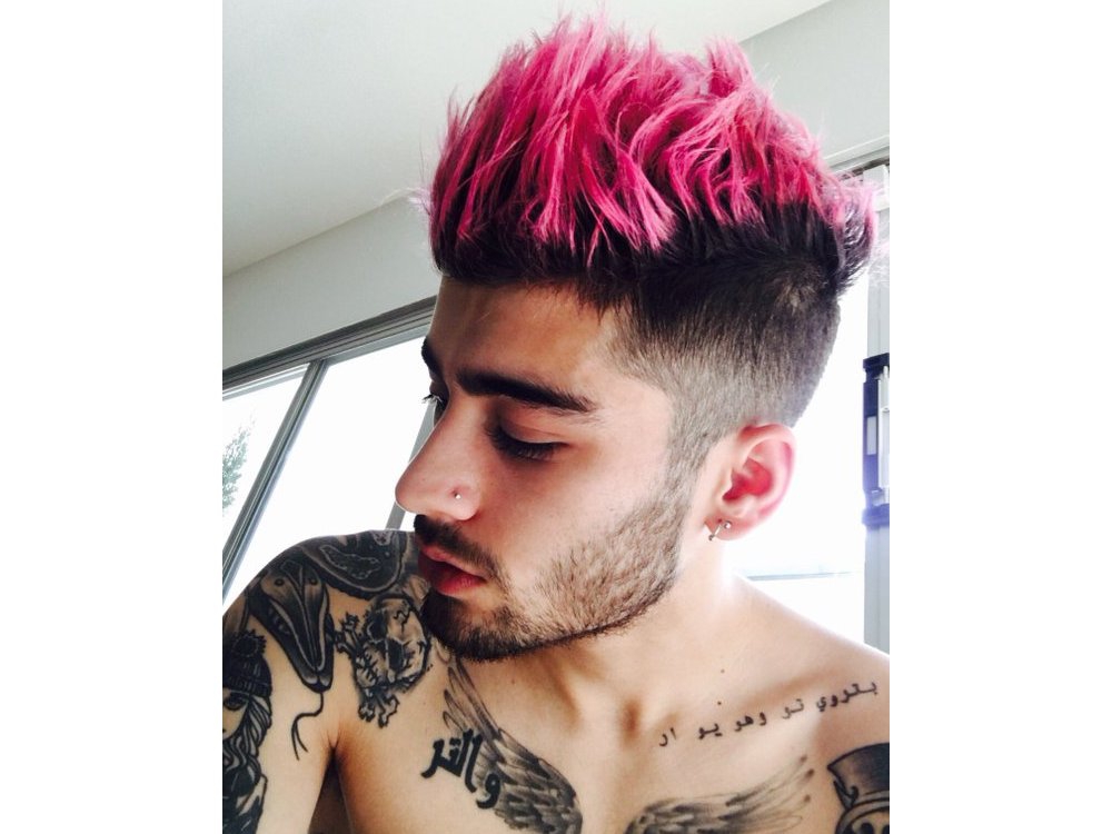 Zayn Malik Mewarnai Rambutnya Jadi... PINK!
