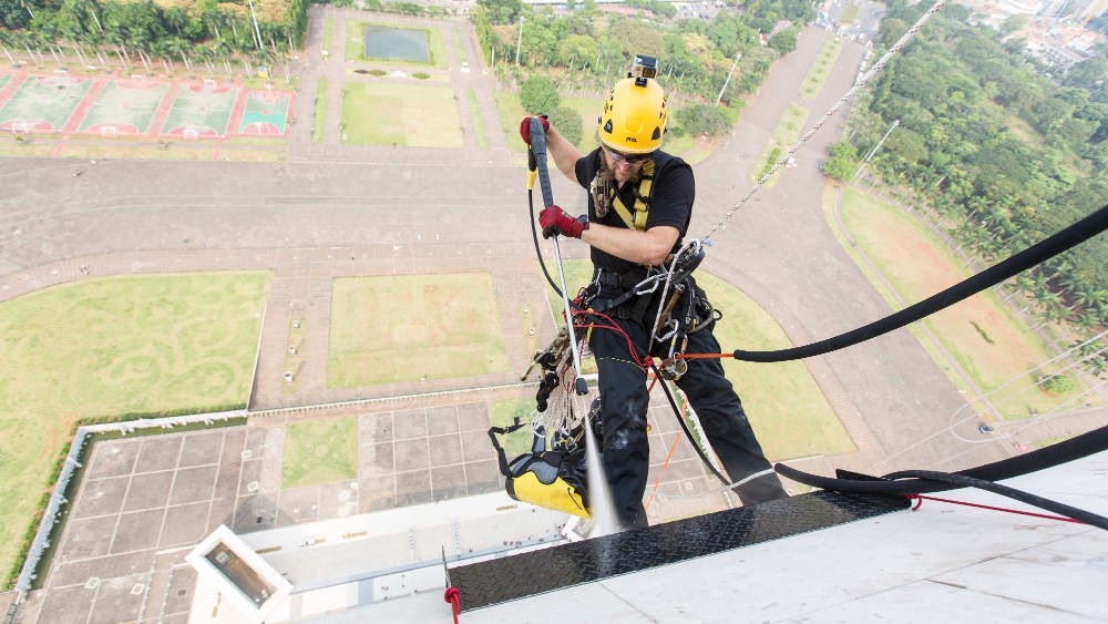 Ayo Bersama Bersihkan Monas!