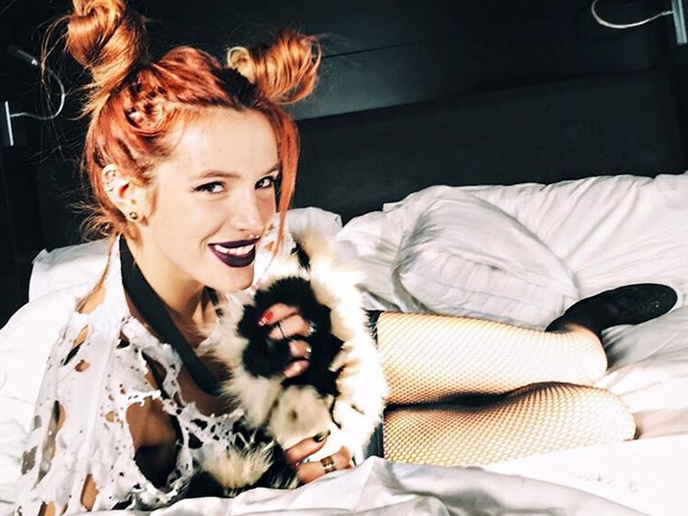 Tiru 10 Gaya Swag milik Bella Thorne