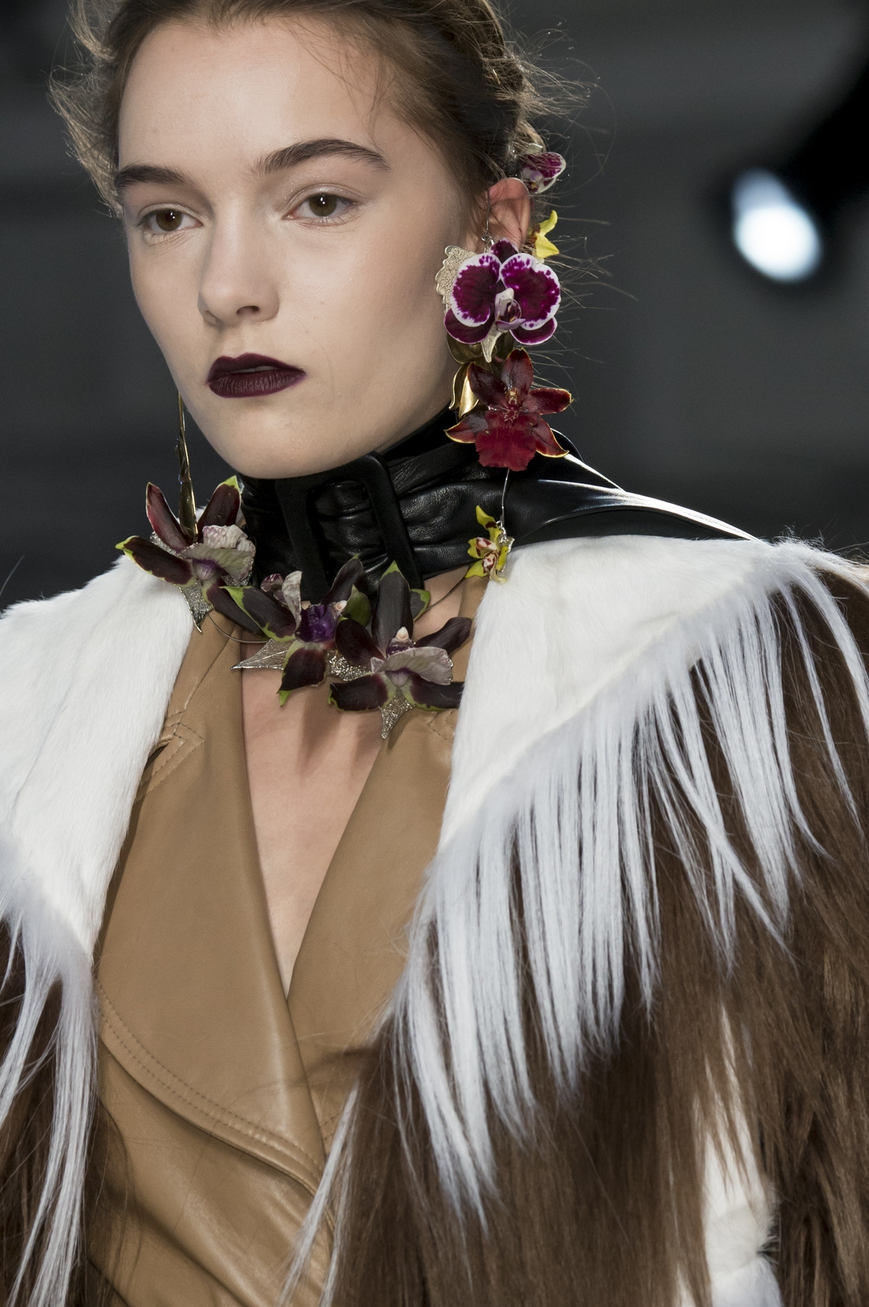 Tampil Cantik Dengan Aksesori Bercorak Flora 