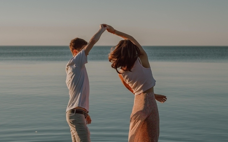 12 Cara Membuat Pasangan Lebih Bahagia dalam Waktu 1 Menit!