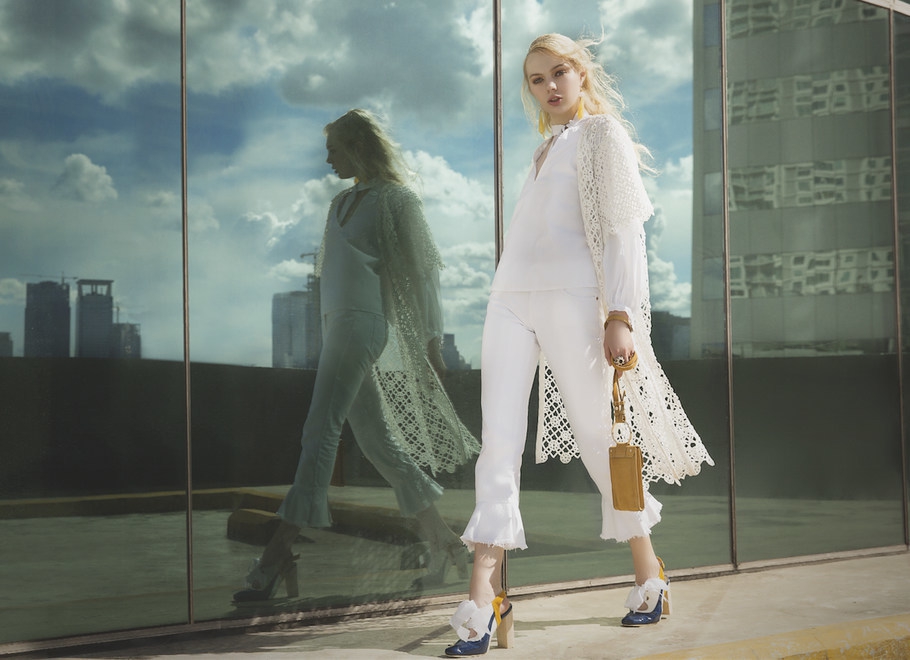 Tampil Penuh Aksi Dengan Palet Putih