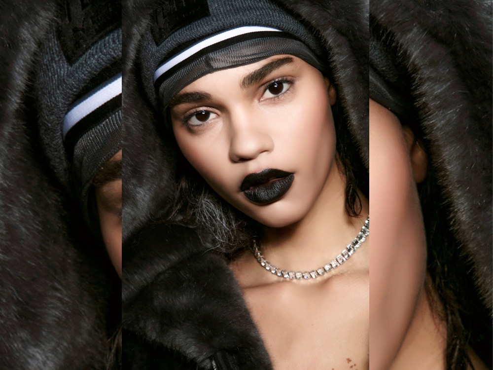 7 Cara Tampil Keren Dengan Lipstik Hitam