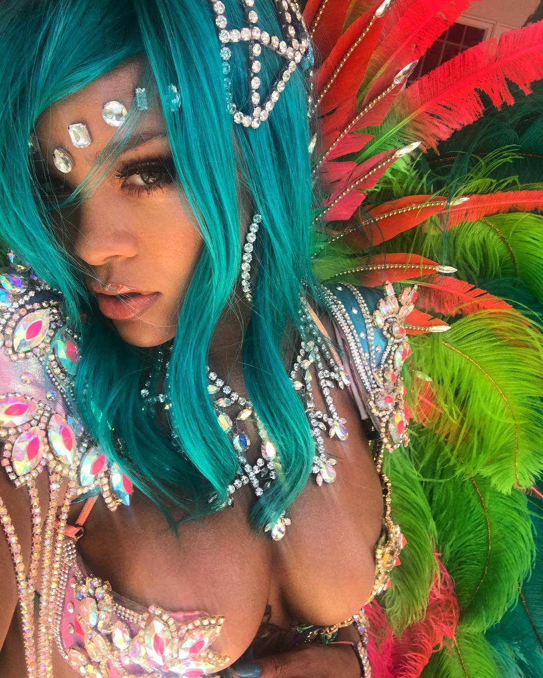 Rihanna Pamer Payudara dan Rambut Biru di Barbados