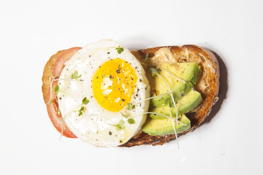 Buat Toast dengan Topping Avokad. Ini Resepnya!