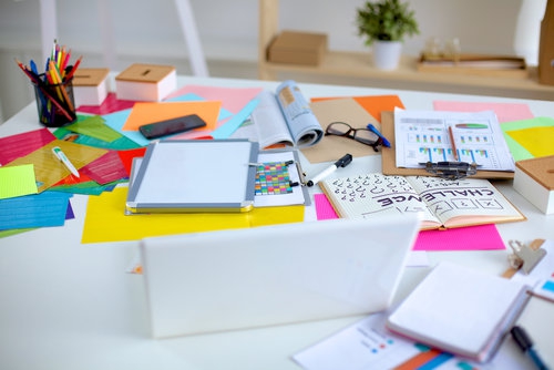 Cara Mengorganisir Meja Kerja Anda