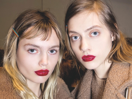 3 Trik Tatanan Rambut Dengan Bobby Pins!