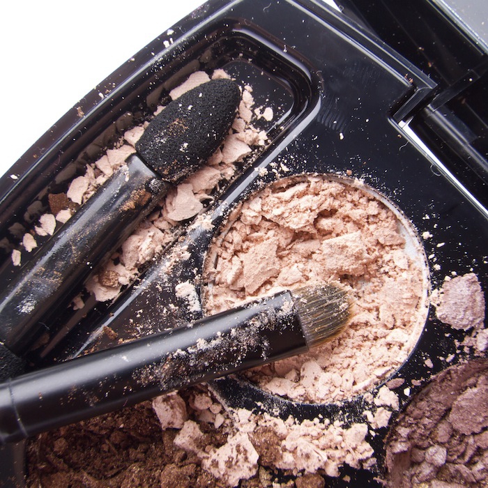 5 Tanda Eyeshadow Anda Kedaluwarsa!