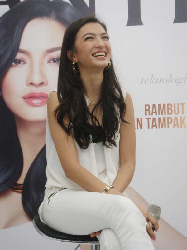 Rahasia Rambut Berkilau Raline Shah