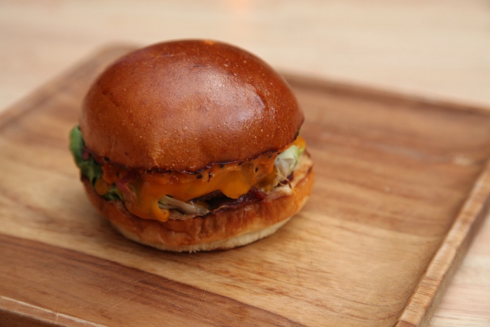 Lezatnya Menyantap Burger Three Buns yang Menggemaskan