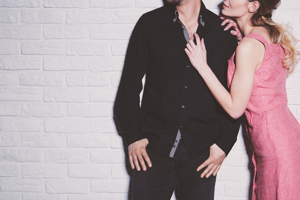 12 Tanda Pria Yang Anda Kencani Takut Komitmen