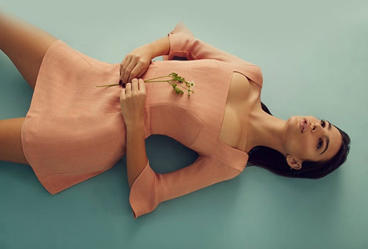 Gaun Gaya Retro Rancangan Emily Ratajkowski