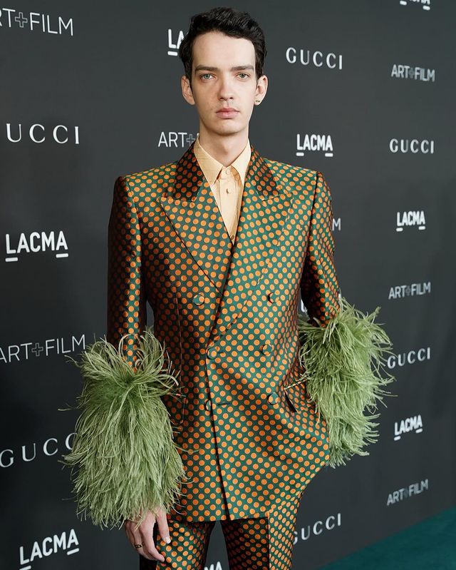 5 Gaya Stylish Kodi Smit-McPhee di Red Carpet