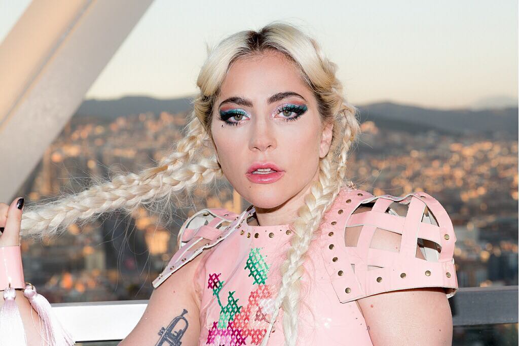Lady Gaga Unggah Foto-foto Aneh di Instagram