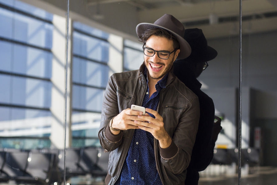 Yang Pria Lakukan dengan Ponselnya Saat Menyukai Wanita