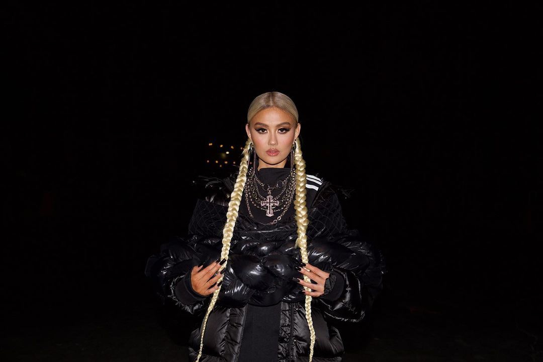 Nasi Padang Tak Pernah Absen Jadi Riders Agnez Mo Saat Manggung
