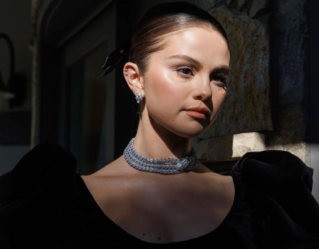 Selena Gomez Tampil Tanpa Alas Kaki Saat Bacakan Nominasi SAG Awards