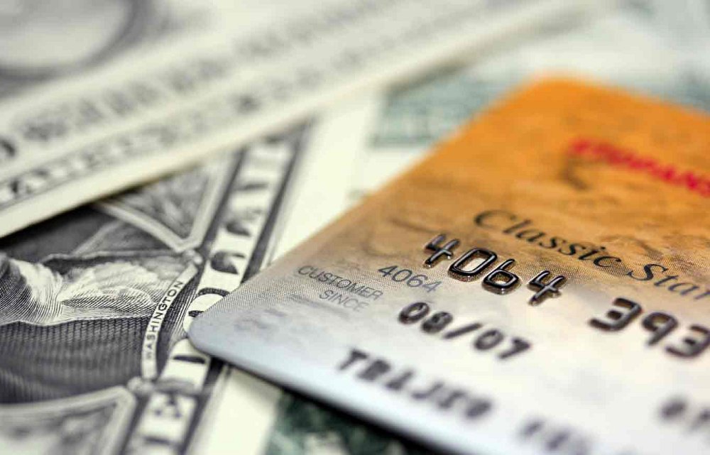 Waktu Terbaik untuk Gunakan Uang Tunai dan Kartu Kredit