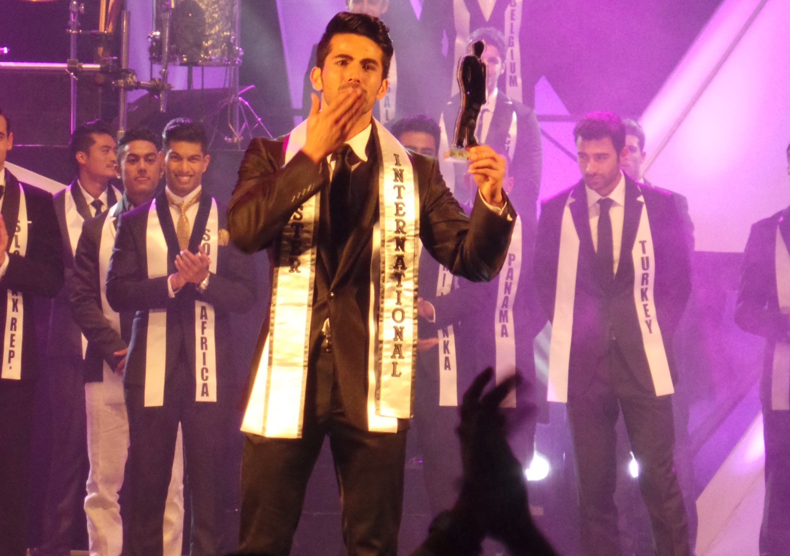 Venezuela Merebut Gelar Mister International 2013