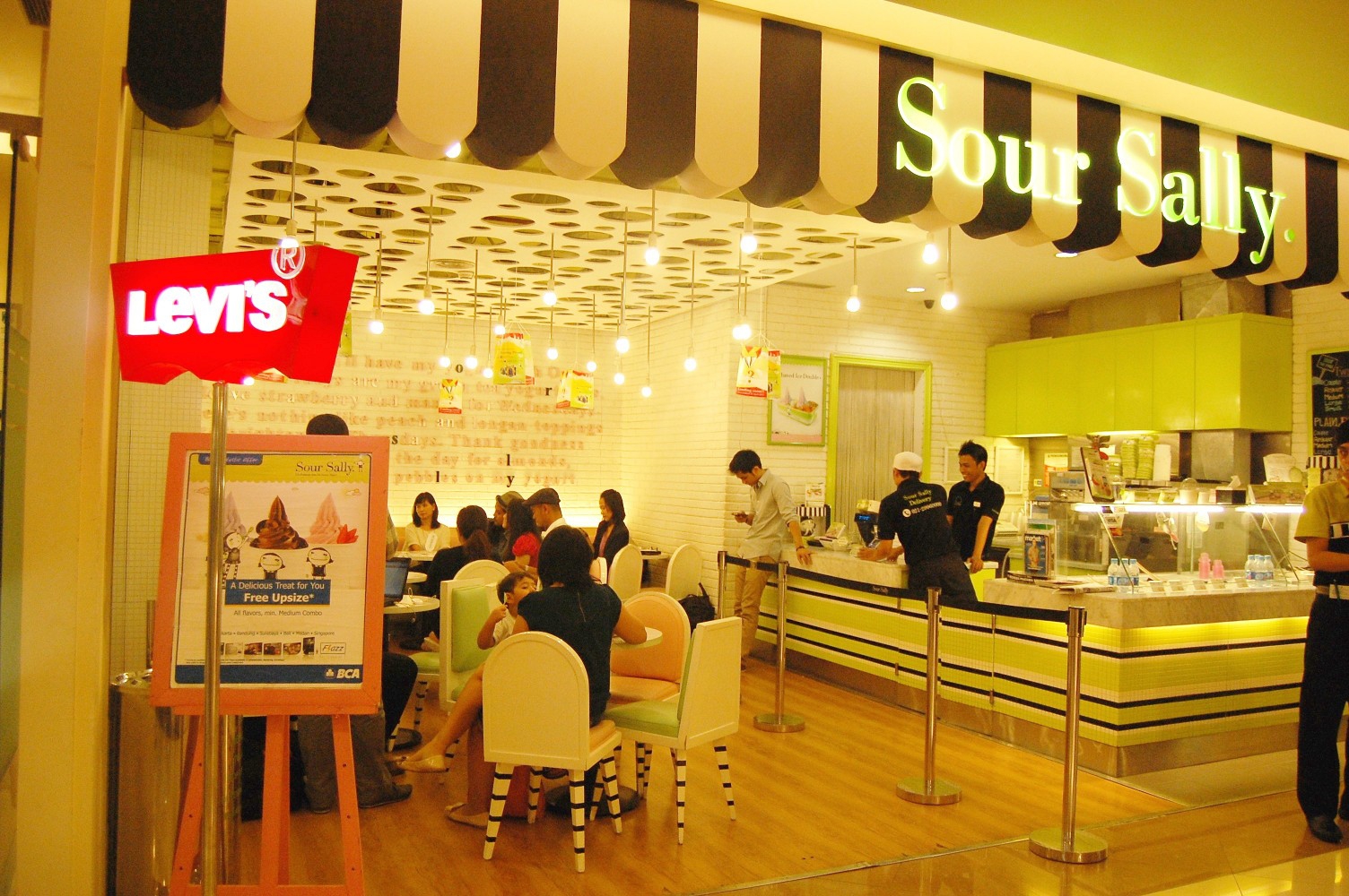 Selama Sebulan: Beli Jeans, Plus Bonus Froyo!