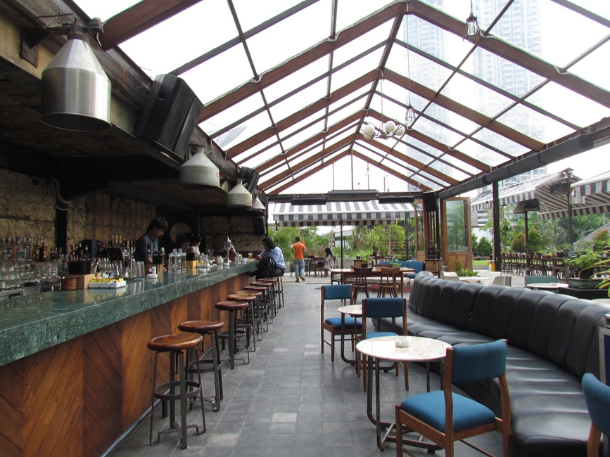 Bersantap, Sekaligus “Beli” Pemandangan di Lucy in The Sky