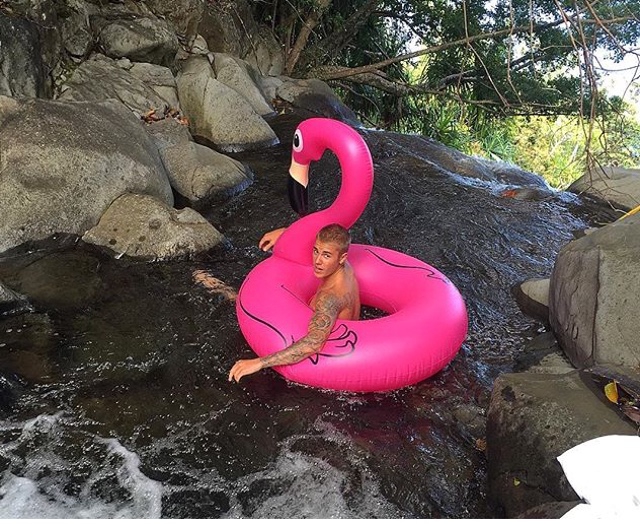 Justin Bieber Percaya Diri  Memperlihatkan Mr.Happy-nya