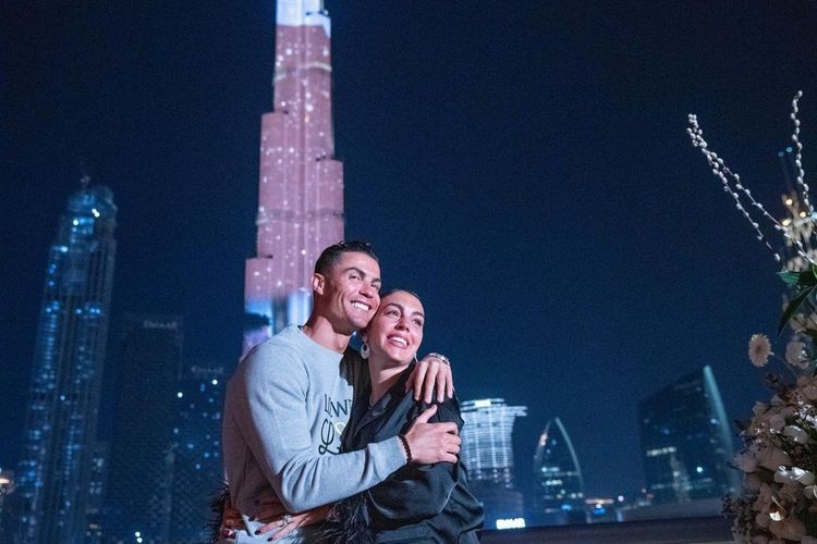 Sweet! Ronaldo Pasang Wajah Sang Kekasih Di Gedung Tertinggi Dunia 