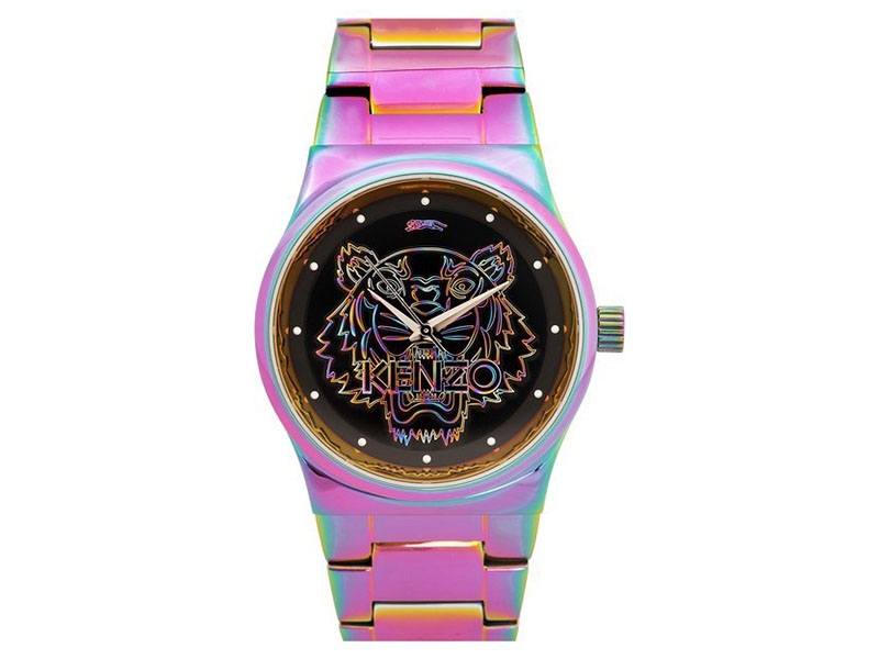 Aksi Edgy Dengan Arloji