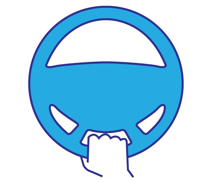 Dia Duduk Sedikit Membungkuk Dengan Satu Tangan Berada Di Sisi Bawah Setir