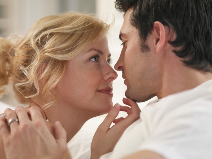 Siasat Jitu Buat Pria Bergairah Saat Foreplay