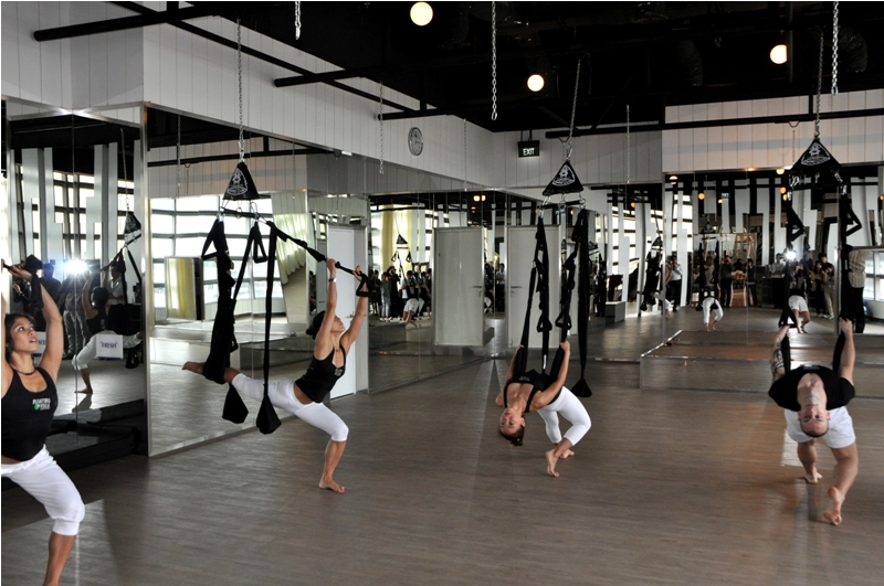 Eksplorasi Kelenturan Tubuh dengan Floating Yoga