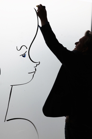 Stage Performance dari Jean-Charles de Castelbajac di Bandara Paris