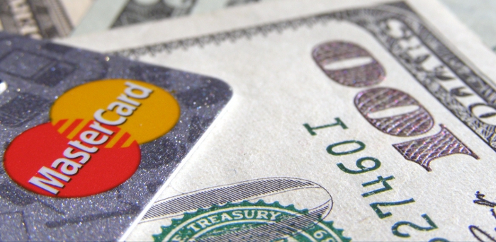 Pilih Gunakan Uang Tunai atau Kartu Kredit?