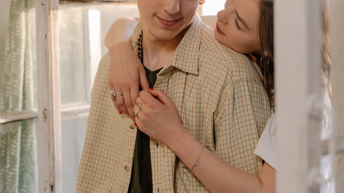 5 Cara Menjaga Komitmen dengan Si Love Language ‘Acts of Service’