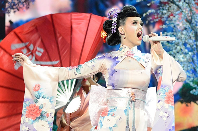 Katy Perry Dandan ala Geisha di AMA 2013