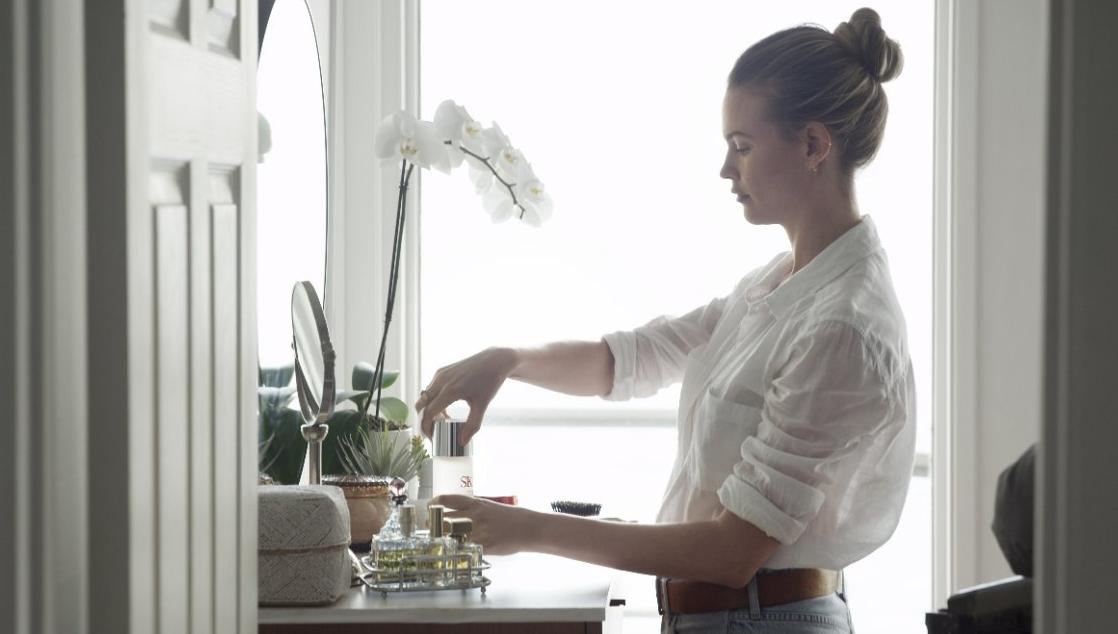 Behati Prinsloo Pakai SK-II Untuk Atasi Kulit Kering