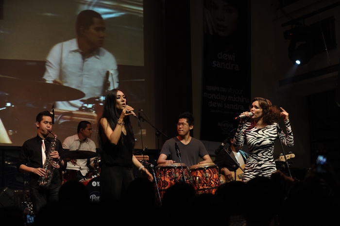 Cosmopolitan Nite Out: Modestly Fabulous Nite!