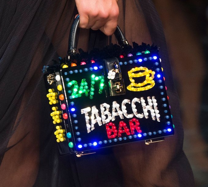 Tas Beraksen Tulisan Kembai Tren