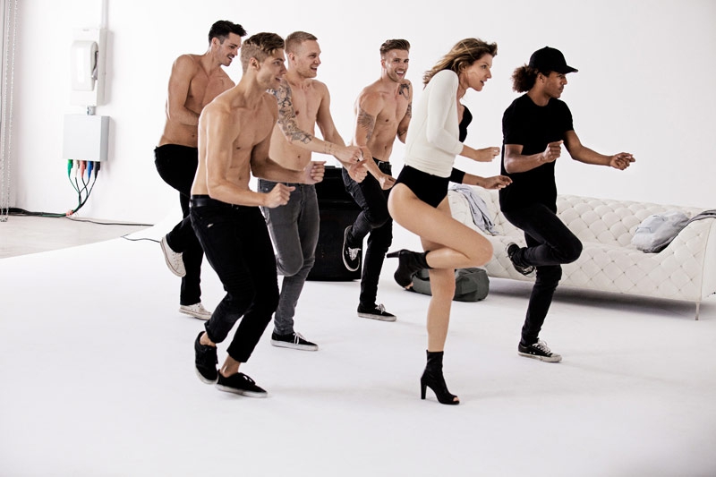 Gisele Bundchen Menari dalam Stuart Weitzman Commercial