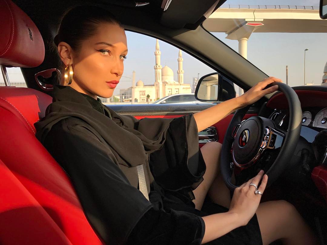Fearless! Bella Hadid Pergi Skydiving di Dubai