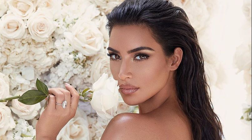 Gaun Unik Kim Kardashian yang Membuat Penggemarnya Bingung