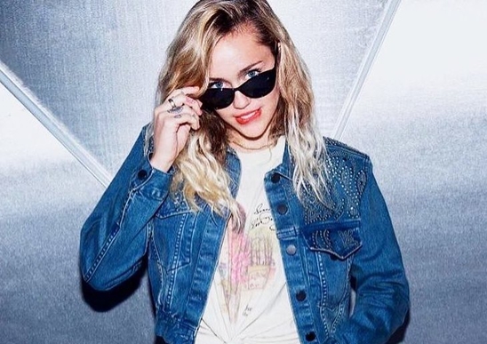 Miley Cyrus Donasi 6,7 Miliar untuk Hurricane Harvey