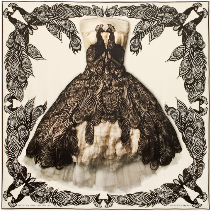  Alexander McQueen Meluncurkan Koleksi Scarf