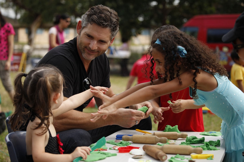 Eric Bana Kunjungi Save the Children