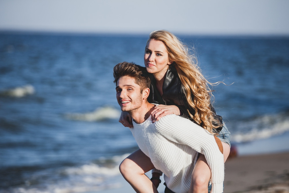 Tips Menghadapi Pasangan Yang Beda Usia Jauh dari Anda