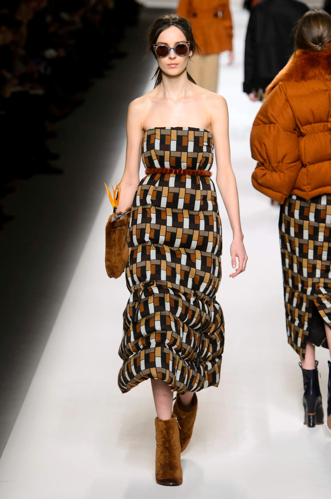 Fashion Q&A: Fashion Item Material Bulu Di Iklim Tropis