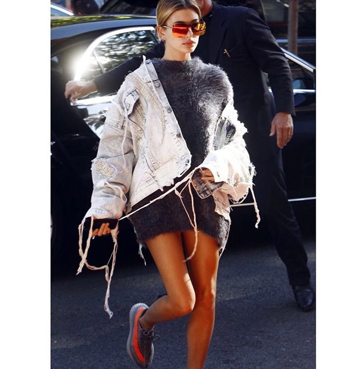 Tiru Aksi Hailey Baldwin yang Sophisticated