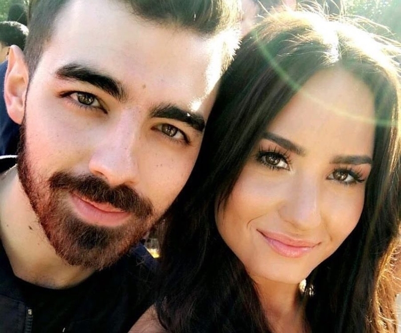 6 Selebriti Ini Masih Berteman Dengan Mantannya